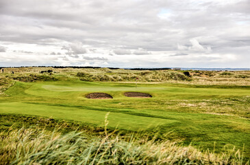 Obraz premium St Andrews, Scotland - September 22, 2023: Landscape views of the Jubilee Golf Course, a public course in St Andrews Scotland 