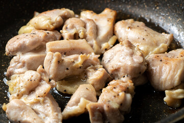 鶏もも肉(角切り)をフライパンで焼く。(塩こしょう焼き)
