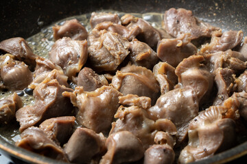 鶏砂肝をフライパンで炒める(塩こしょう炒め)。
