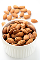 アーモンド。ビタミンEや食物繊維を多く含み、美容や健康によいと言われるナッツ。(縦構図)
