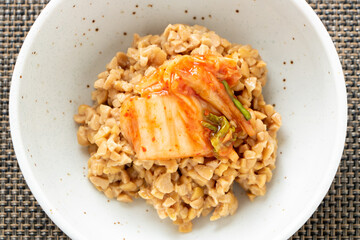 キムチ納豆。(白菜キムチトッピングひきわり納豆。)
