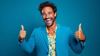 Fotobehang Mann lachend mit guter Laune und positiver Ausstrahlung vor farbigem Hintergrund in 16:9 © Laura