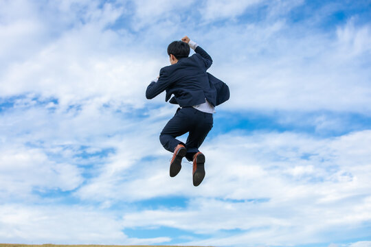 青空にジャンプするビジネスマン　businessman jumping