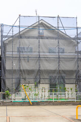 住宅の外壁塗装のための足場とネット