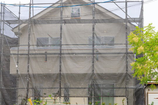 住宅の外壁塗装のための足場とネット