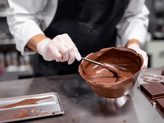 maitre chocolatie cioccolato fondente pasticceria pasticcere  - obrazy, fototapety, plakaty