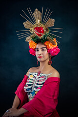 Rostro de mujer latina con un tocado de corazon que representa a Frida Kahlo 