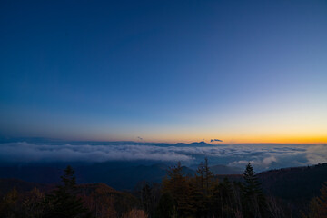 長野県上田市　美ヶ原から見える雲海の日の出　秋