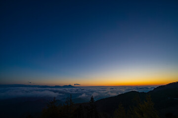 Fototapeta na wymiar 長野県上田市　美ヶ原から見える雲海の日の出　秋