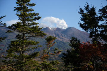 秋の火山の山頂と青空　十勝岳
