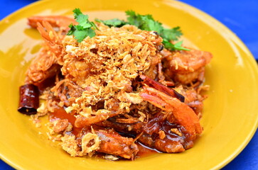 prawns fried with chilies and salt, it is a food menu that tourists love when they go to eat Thai-style seafood.