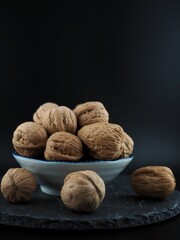 도자기 그릇에 담긴 유기농 견과류 호두