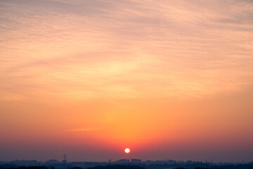 日が昇る朝焼けの高層雲