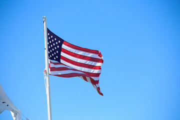 BAndera estados unidos de america, cielo azul despejado de fondo, patriotismo, 4 de julio,...