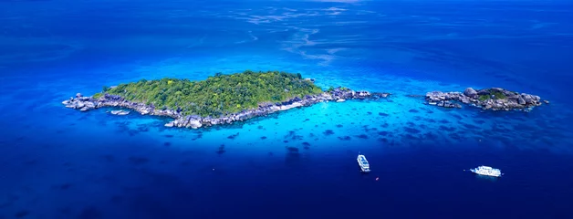  Aerial view of the Similan Islands, Andaman Sea, natural blue waters, tropical sea of Thailand. The islands are shaped like a heart, the beautiful scenery of the island is impressive. © Photo Sesaon
