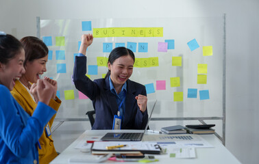 Business team congratulates success, businesswoman presents marketing plan Receive praise from colleagues on the team Clap your hands in congratulations in the meeting room. Success concept.