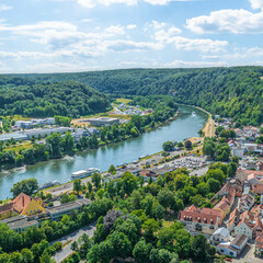 Fototapeta na wymiar Die niederbayerische Kreisstadt Kelheim im Luftbild, Blick ins Donautal zum Donaudurchbruch