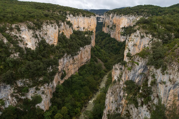 Fototapeta na wymiar Vista aerea de la hoz de Arbayun, reserva natural, desde el mirador, sierra de Leyre, Navarra, España.