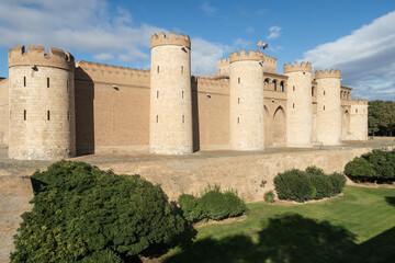 Vista de la fachada del palacio de la Alfajería, sede del gobierno de Aragón, Zaragaza, España.