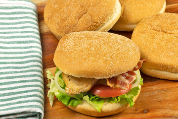  burger au poulet et bacon en gros plan