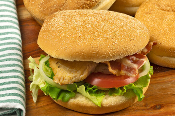  burger au poulet et bacon en gros plan