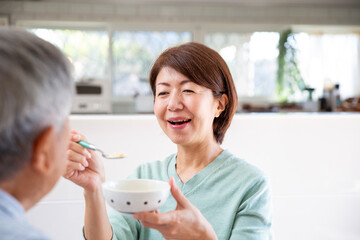 日本の老後、食事介助する家族