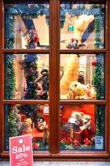 Frankfurt am Main, weihnachtliches Schaufenster mit den berühmten Stofftieren ( Knopf im Ohr )