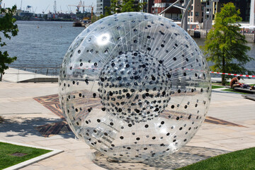 Hamburg, Zorbing Ball in der Hafen City