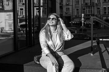 Obraz premium Smiling European plus size model in casual clothes, city behind her. Pretty nice chubby woman