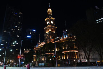 Naklejka premium Sydney Town Hall in New South Wales, Australia - オーストラリア ニューサウスウェールズ シドニー シドニー市役所 夜景