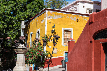 Fototapeta na wymiar Discovering the colonial style in the city of Guanajuato, Mexico