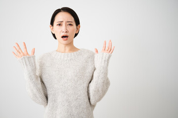 ニットを着ている若い女性　ライフスタイルイメージ