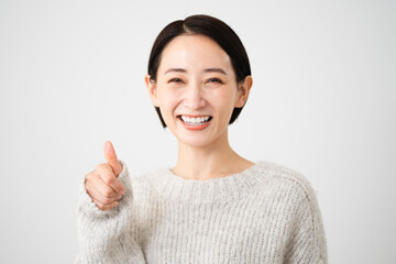 ニットを着ている若い女性　ライフスタイルイメージ