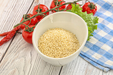 Raw sesame seeds in the bowl