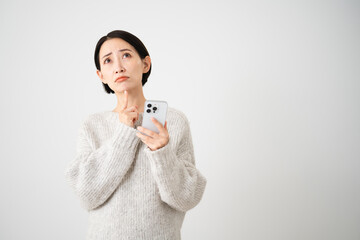 ニットを着ている若い女性　ライフスタイルイメージ