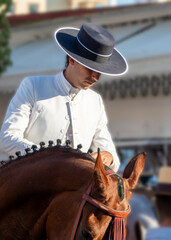 Caballista andaluz a caballo en la feria de Fuengirola, España