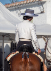 Chica joven montando a caballo durante la feria de Fuengirola © Juanmi