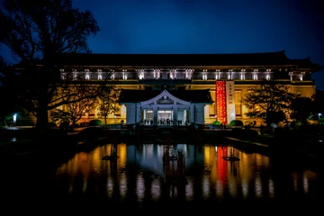 Fotobehang 東京・上野の東京国立博物館本館の夜景 2022年11月 © Zohang Yuriy