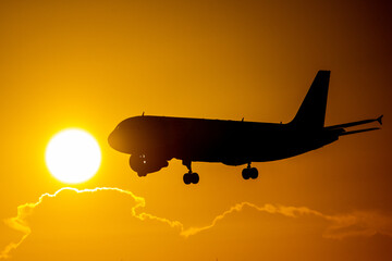 夕日と旅客機 A320型機 福岡空港 日本 - obrazy, fototapety, plakaty