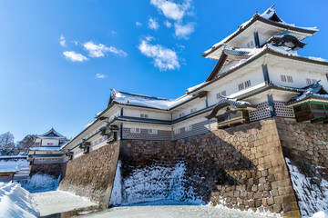 石川県金沢市を代表する観光地「加賀百万石の金沢城」。雪が積もった冬も綺麗。石垣の種類の豊富さでも有名。
