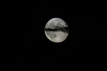 Księżyc w pełni zasłonięty przez chmurę  - obrazy, fototapety, plakaty