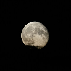 Jasna strona księżyca świecąca nocą podczas pełni 