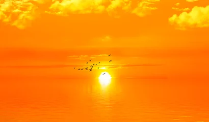  atardecer en el mar con el cielo anaranjado  © kesipun