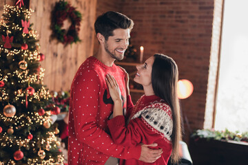 Obraz premium Photo of young couple celebrate new year miracle holly spirit true feelings traditions merry xmas hugs staying home interior background