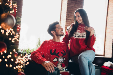 Photo cute cheery lovely family gentle married spouses sitting on divan decorated room classic style interior preparation before christmas