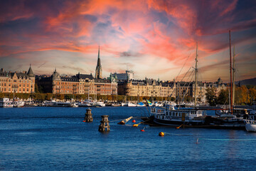 Une très belle vue de la ville de Stockholm avec la mer et la ville - obrazy, fototapety, plakaty