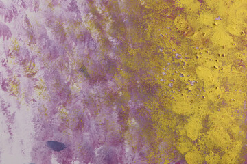 Fondo astratto: pennellate di tempera di colore viola e giallo su carta bianca, spazio per testo - obrazy, fototapety, plakaty