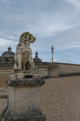 Fototapeta na wymiar Statue de chiens au château de chantilly en France