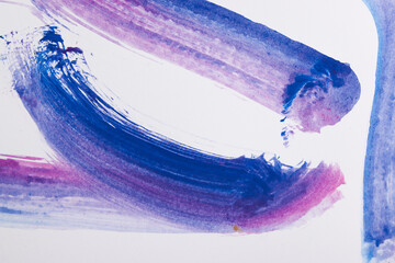 Pennellate di tempera di colore viola e blu su carta bianca, spazio per testo - obrazy, fototapety, plakaty
