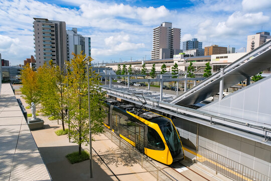 栃木県宇都宮市 宇都宮駅東口に停車するライトライン（2023年8月31日）